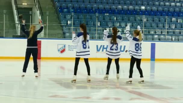 Cheerleading team utbildning innan hockey match — Stockvideo