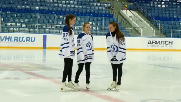 Cheerleading team opleiding voordat hockey match — Stockvideo