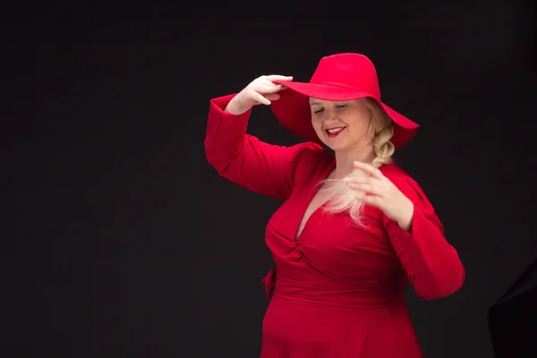 Сексуальный плюс размер женщины в красной шляпе с красными губами. — стоковое фото