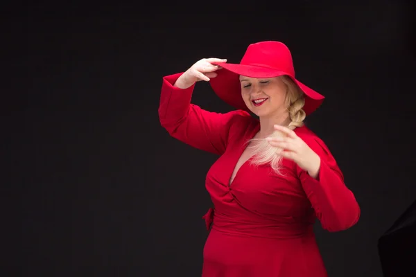 Sexy plus size mulher em chapéu vermelho com lábios vermelhos. — Fotografia de Stock