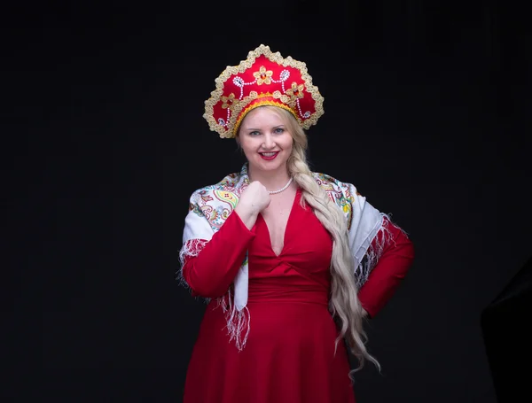 Dziewczyna stojąca w tradycyjnych strojach rosyjskich. Kobieta ma na sobie s — Zdjęcie stockowe