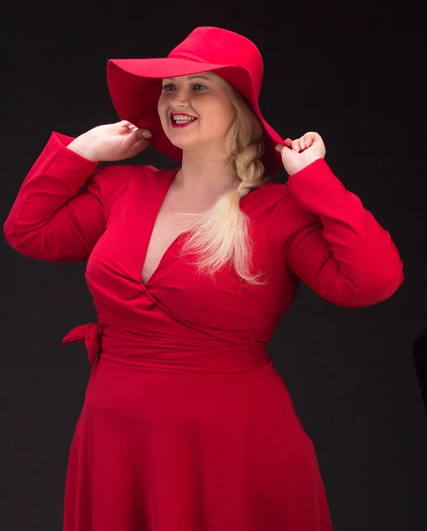 Sexy plus size mulher em chapéu vermelho com lábios vermelhos. — Fotografia de Stock