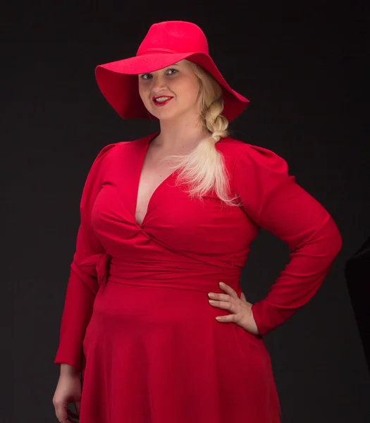 Sexy plus size mulher em chapéu vermelho com lábios vermelhos. — Fotografia de Stock