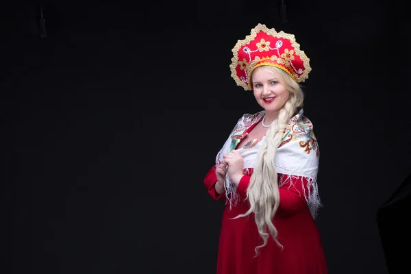 Meisje permanent in Russische traditionele kostuum. Vrouw draagt s — Stockfoto