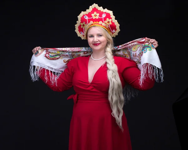 Девушка в русском традиционном костюме. Женщина носит s — стоковое фото