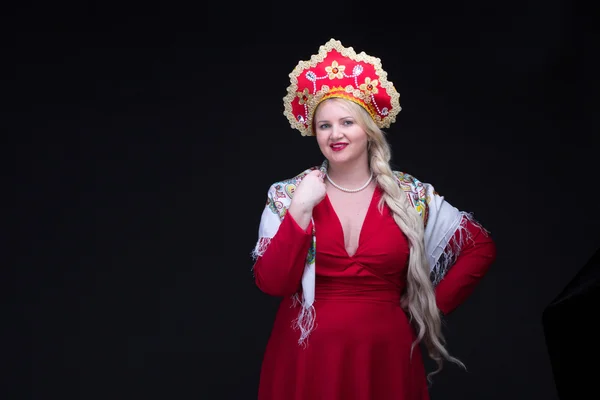ロシアの伝統的な衣装で立っている女の子。女性は s を着ています。 — ストック写真