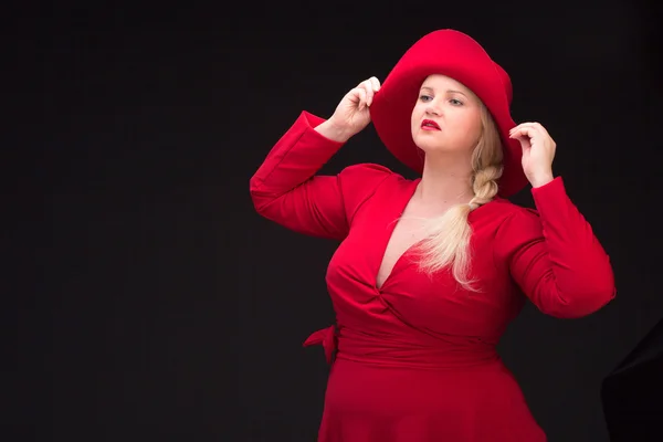 Sexy mujer de talla grande en sombrero rojo con labios rojos. — Foto de Stock
