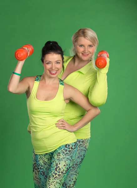 Frauenteam pumpt Muskeln auf — Stockfoto