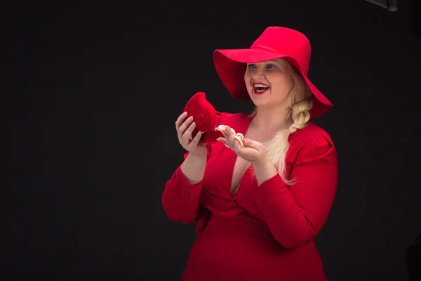 섹시하고, 빨간 입술을 가진 빨간 모자를 쓰고 있는 여자. — 스톡 사진
