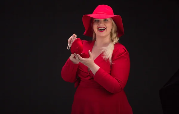 Sexy plus velikost žena v červené čepici s červenými rty. — Stock fotografie