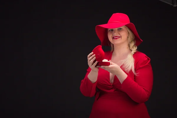 섹시하고, 빨간 입술을 가진 빨간 모자를 쓰고 있는 여자. — 스톡 사진