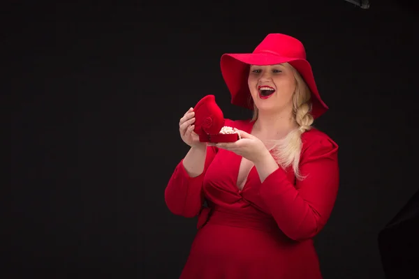 Sexy mujer de talla grande en sombrero rojo con labios rojos. — Foto de Stock