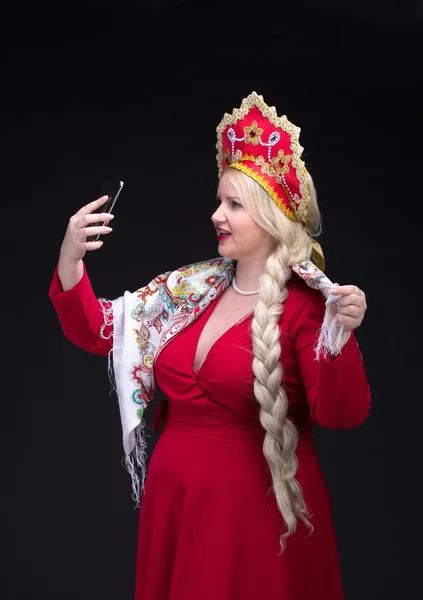 Menina de pé em traje tradicional russo com telefone móvel — Fotografia de Stock