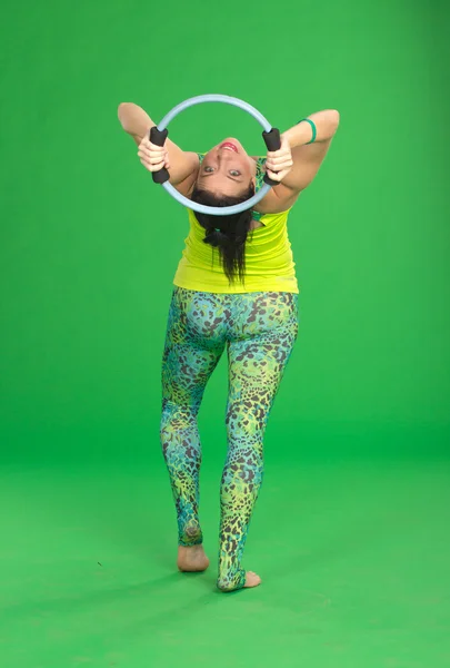 Frau macht Pilates mit Ring — Stockfoto