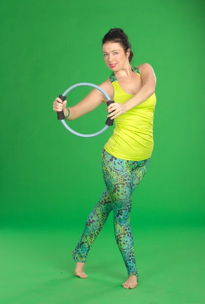 Žena, která dělá pilates s kroužkem — Stock fotografie