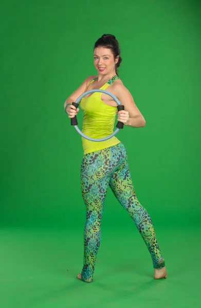 Mujer haciendo pilates con anillo — Foto de Stock