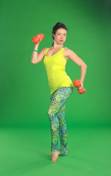 Vrouw doet fitness met halters — Stockfoto