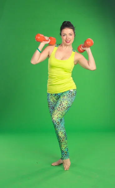 Žena dělá fitness s činkami — Stock fotografie