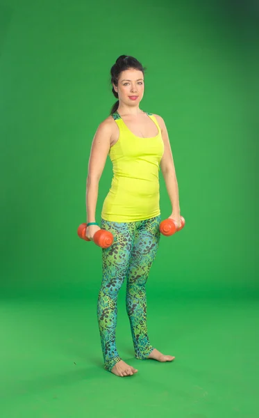 Mujer haciendo fitness con pesas — Foto de Stock