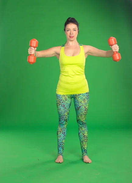 Žena dělá fitness s činkami — Stock fotografie