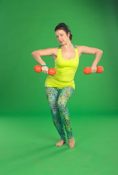 Mujer haciendo fitness con pesas — Foto de Stock