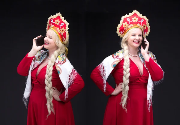 Menina de pé com telefone móvel — Fotografia de Stock