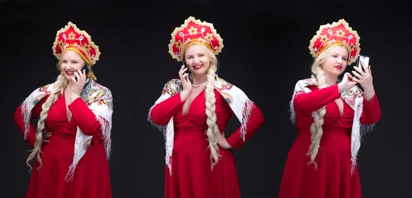 Menina de pé com telefone móvel — Fotografia de Stock