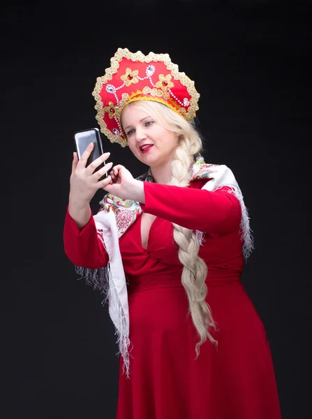 Menina de pé com telefone móvel — Fotografia de Stock