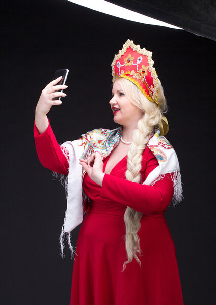 Девушка с мобильным телефоном
