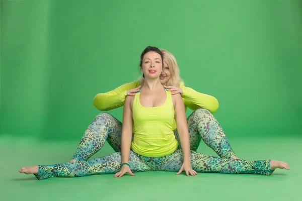 Dos novias en pose de yoga —  Fotos de Stock