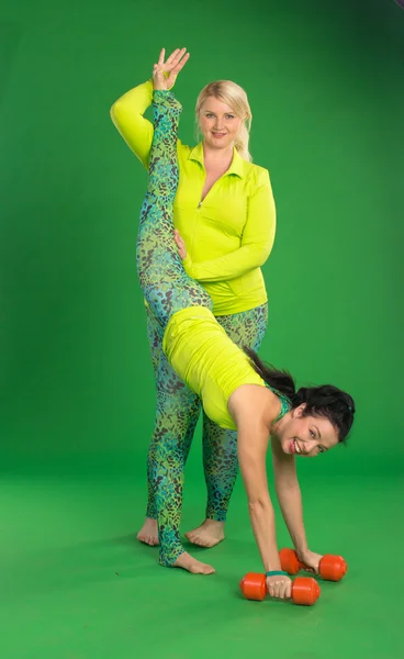 Veselá školitel pomáhá žena pro, zvedněte nohy — Stock fotografie