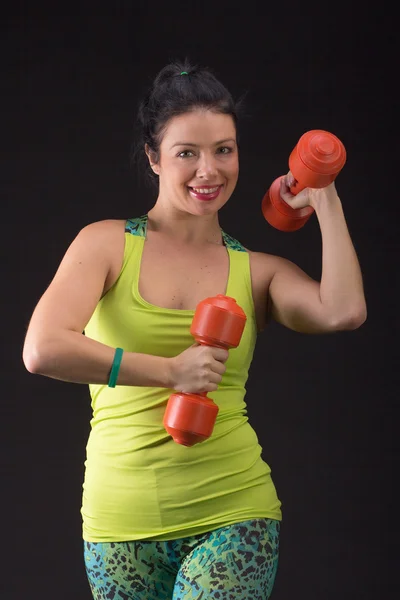 Retrato de mujer sonriente levantando pesas —  Fotos de Stock