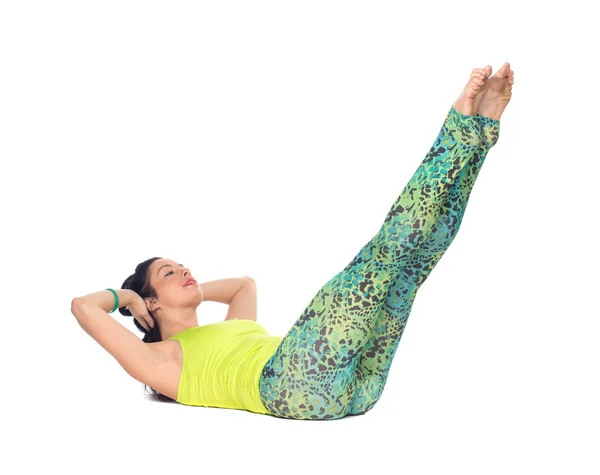 Mujer joven practicando yoga, acostada boca arriba con los pies arriba variatio — Foto de Stock