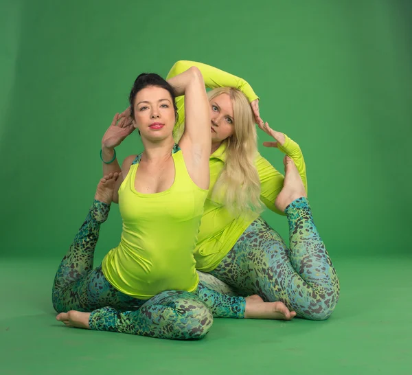 Además de tamaño y chicas delgadas haciendo posturas de yoga — Foto de Stock