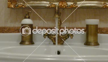 Banyo musluk musluk suyu akan ve lavabo doldurma