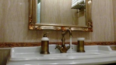 Banyo musluk musluk suyu akan ve lavabo doldurma