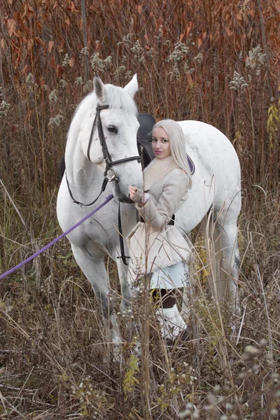 Dvě blond, dívka s koněm — Stock fotografie