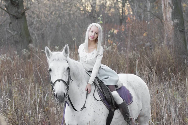 Deux blonde, fille avec un cheval sur le terrain — Photo