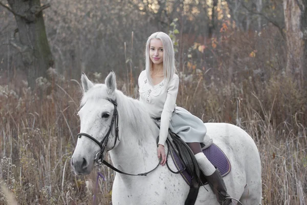 Duas loiras, menina com um cavalo no campo — Fotografia de Stock