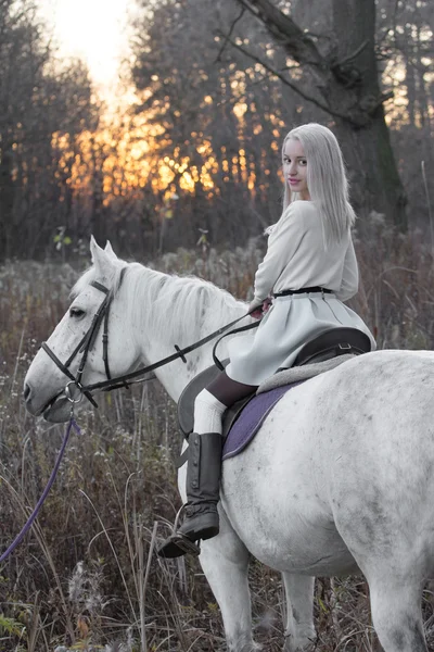 Dvě blond, dívka s koněm — Stock fotografie