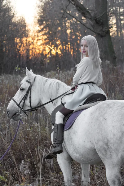 Two blonde, girl with a horse — Stock Photo, Image