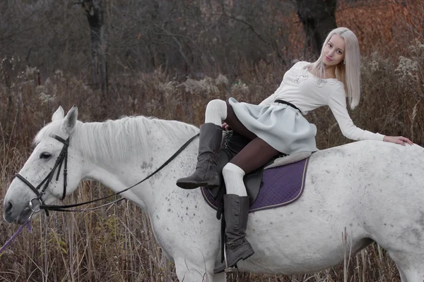 Två blonda, flicka med en häst — Stockfoto