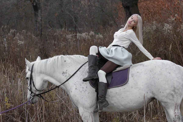 Дві блондинки, дівчина з конем — стокове фото