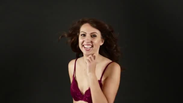 Atractiva mujer sexy con hermoso cuerpo posando y usar ropa interior roja — Vídeo de stock