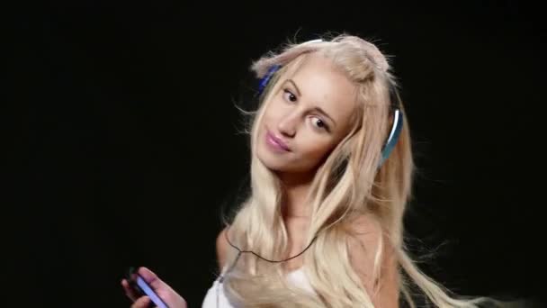 年轻漂亮的女人在耳机与 mp3 播放器共舞 — 图库视频影像