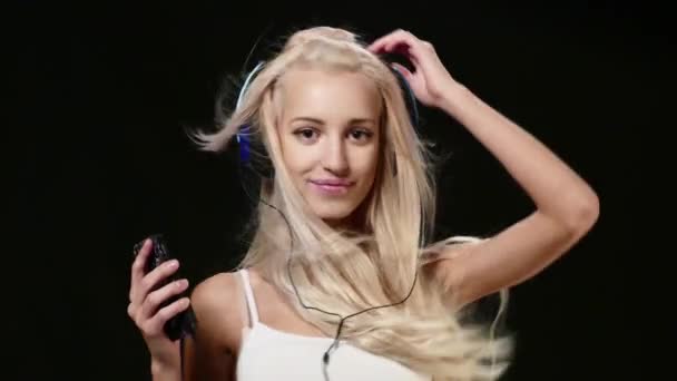 Young beautiful woman dancing in headphones with mp3 player — Stock Video