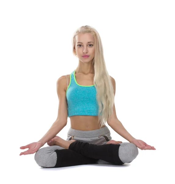 Porträt einer meditierenden jungen Frau in Lotus-Pose in Isolation — Stockfoto