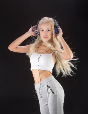 seksi kadın için kulaklık kullanarak müzik dinleme