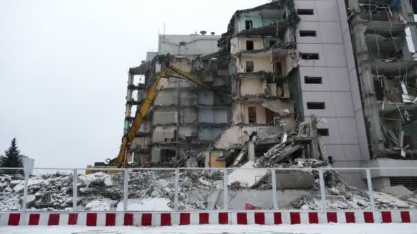 Equipamentos de demolição esmagando o concreto na antiga fábrica. Desfasamento temporal — Vídeo de Stock