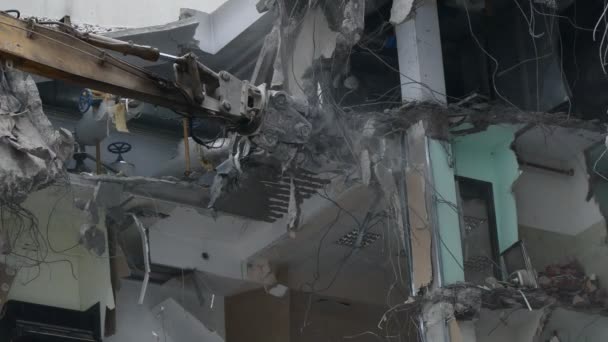 Equipamentos de demolição esmagando o concreto na antiga fábrica — Vídeo de Stock